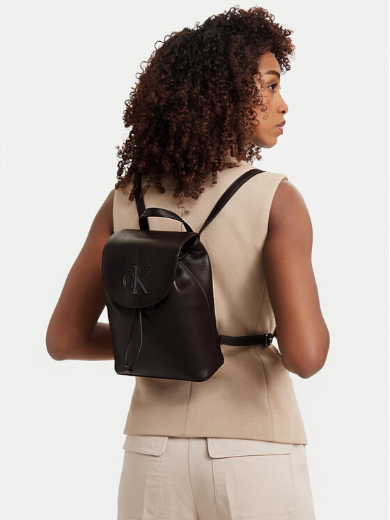 Calvin Klein Plecak Bold Ck Flap Mini Backpack LV04F3893G Brązowy ciemny