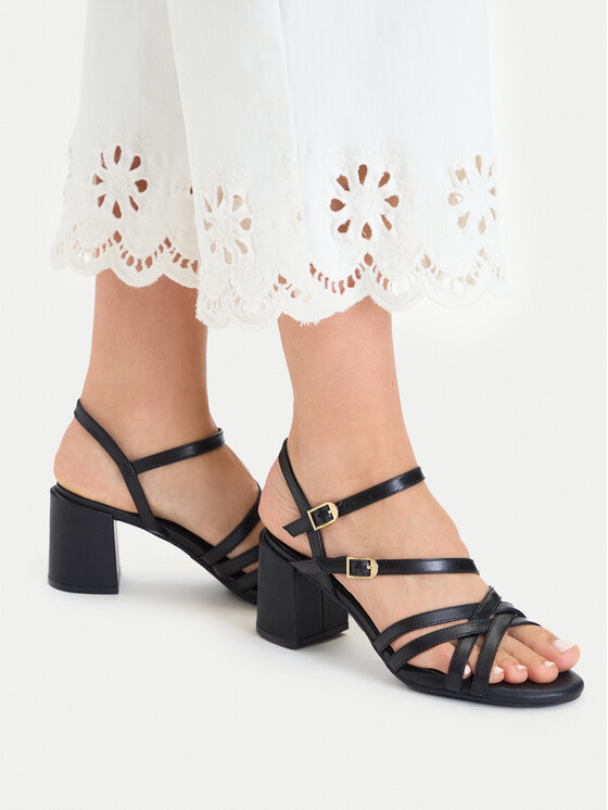 Clarks Sandały Ezoria Strap 26185893 Czarny