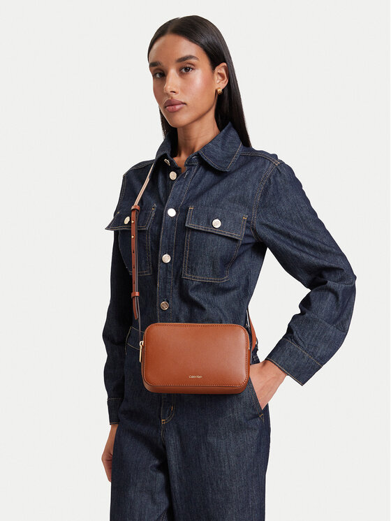 Calvin Klein Torebka Foil Logo Elongated Camera Bag LV04F3276G Brązowy