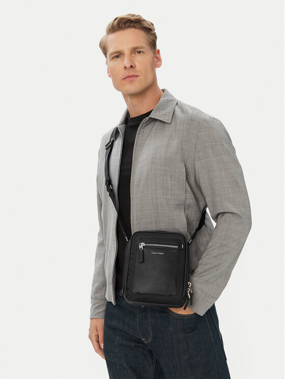 Calvin Klein Saszetka Ssnl Raised Logo Reporter LV04D3500G Czarny